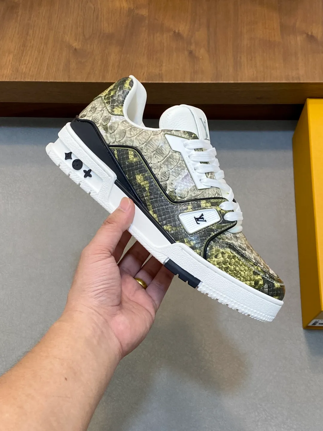 Men's shoes 💰900 LV TRAINER python pattern sneakers for men are shipped. The early version of the LV Vuitton World official website is made of gorgeous python patterns stitched together in different parts. The creative inspiration drawn from retro basketball shoes continues the classic style and incorporates colorful natural patterns to create this new sneaker. The side is decorated with the Vuitton logo, the tongue and heel are decorated with LV letters, and the classic rubber outsole is decorated with Monogram flowers. Needless to say, the comfort of Lujia's shoes is very masculine! Completely packaged! Size: 39-40-41-42-43-44 standard leather shoe size (38/45/46 can be customized and does not support returns or exchanges)